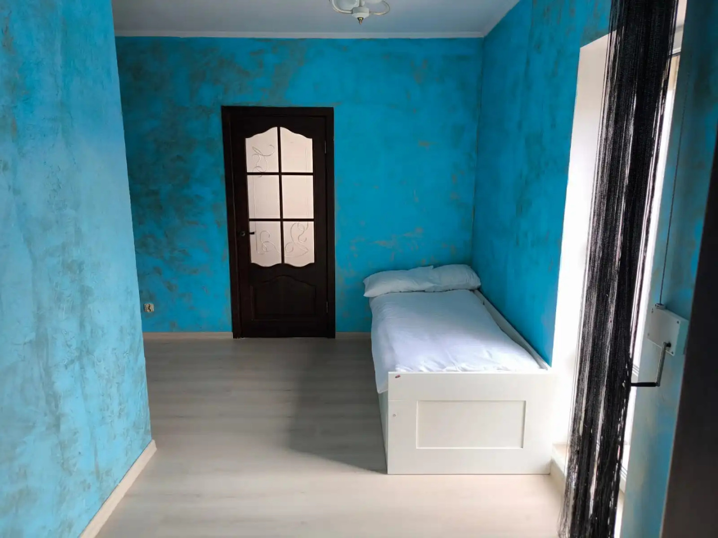 Частный дом с бассейном, сауной и камином