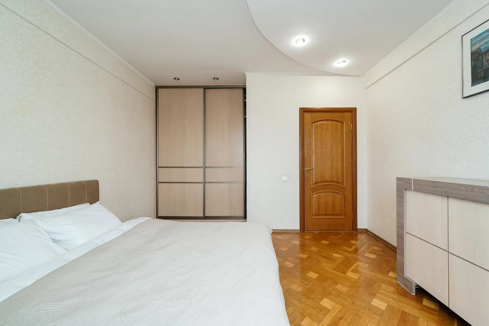 Квартира Просторная 3-комнатная в Центре Возле Метро