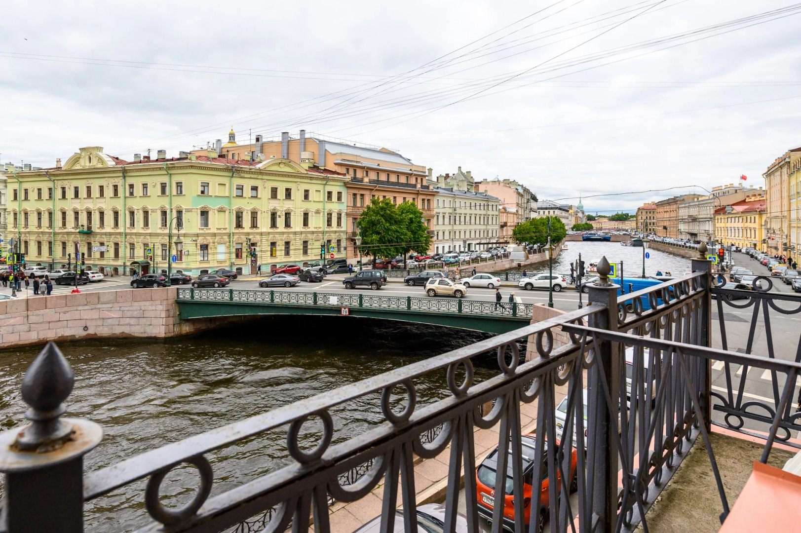 Соло на набережной реки Мойки 82