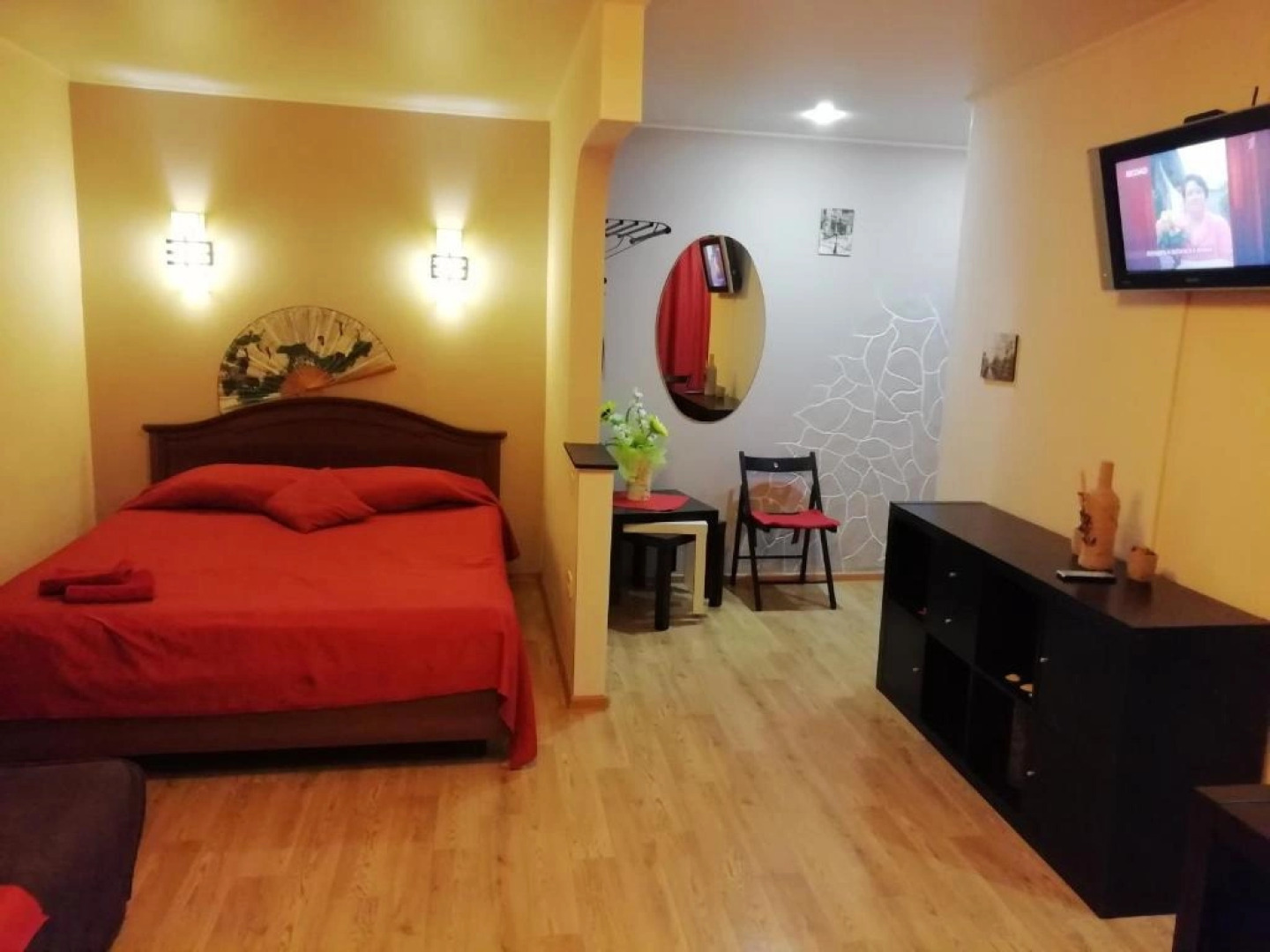 Квартира студия с камином.