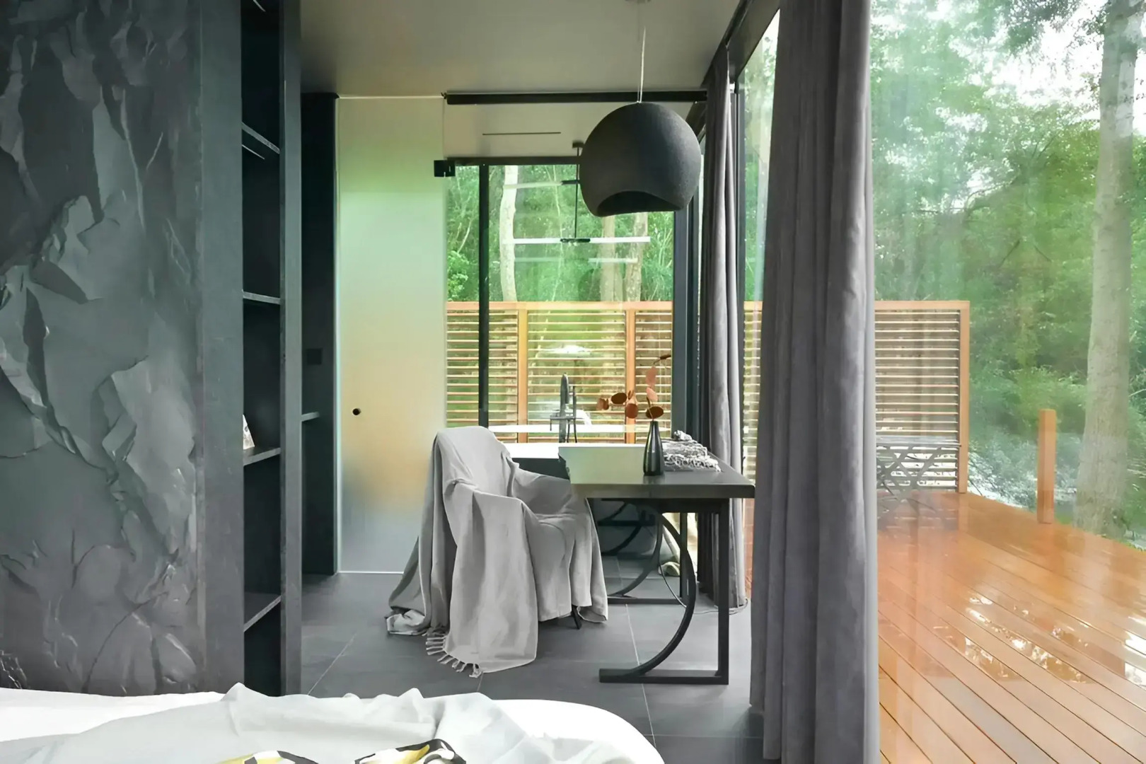 Частный Дом на Берегу Реки с Авторским Дизайном