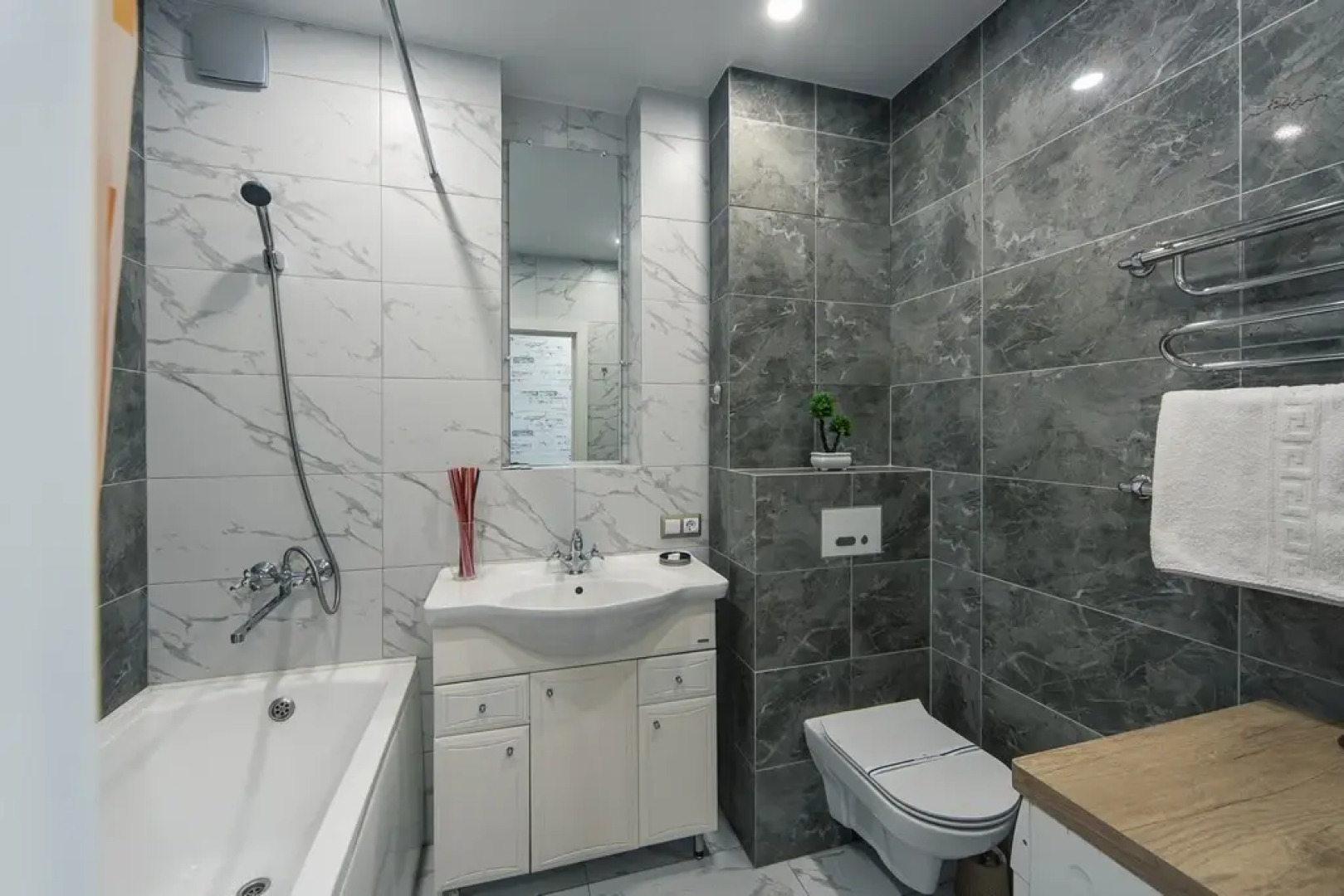 Квартира от компании Хоум Отель на Ново- Садовой  215Б