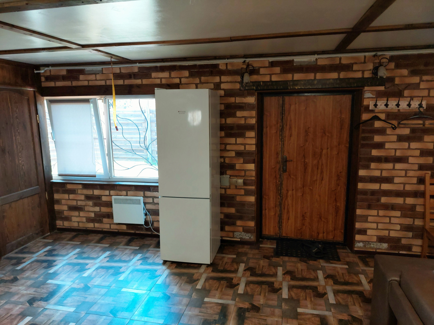 Частный дом с камином у реки