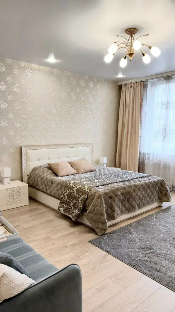 Апартаменты в центре с тремя спальнями на Червякова 55 рядом с парком Победы