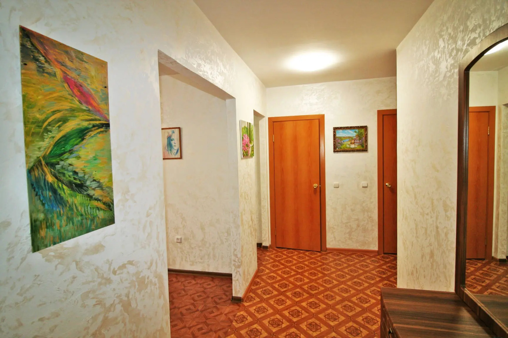 Квартира Арт-Галерея на Восточной 2к Посуточно Кириши