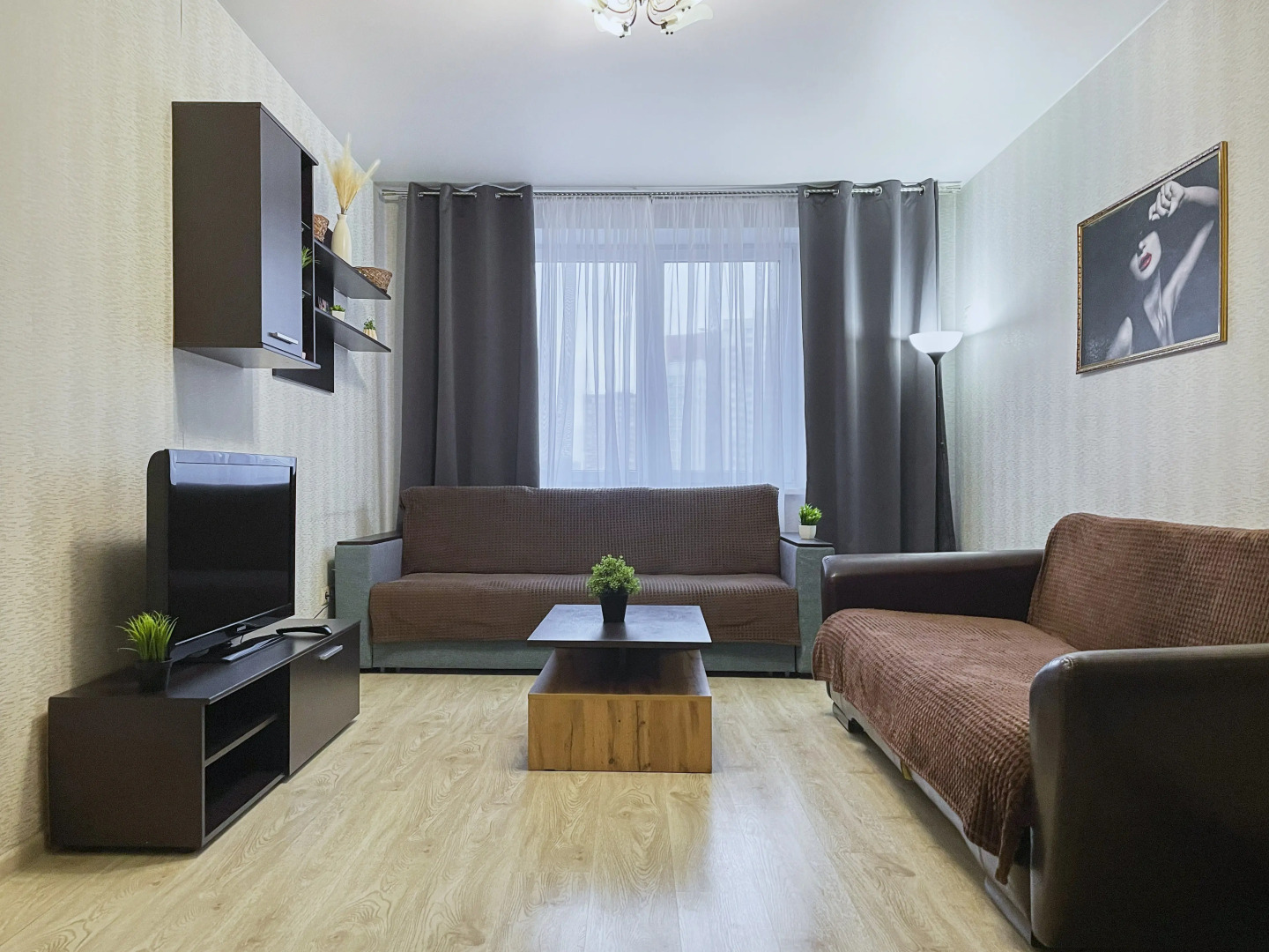 Апартаменты Шикарная двухкомнатная квартира с раздельными комнатами и балконом