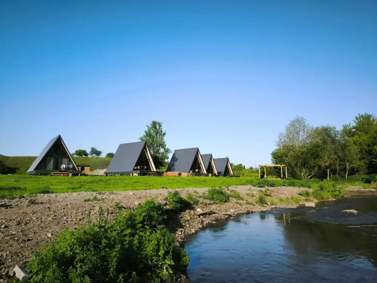 Шале двухэтажный А-фрейм с панорамным остеклением и террасой