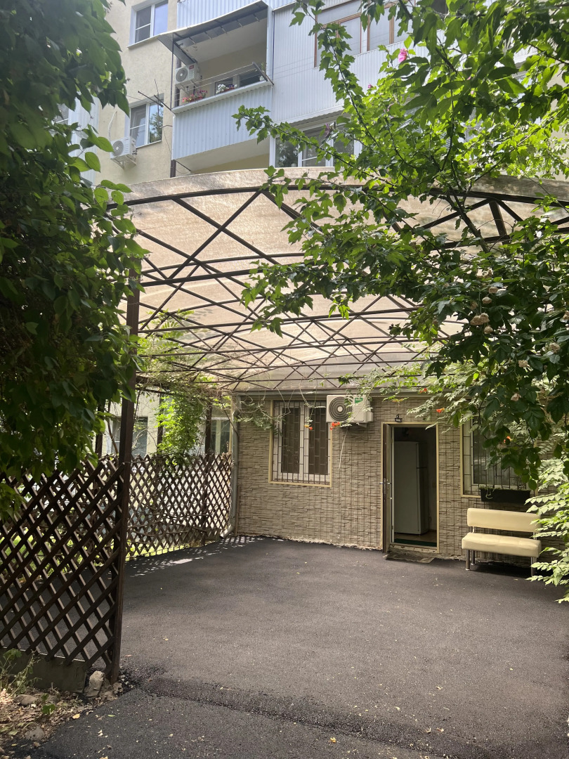 Квартира Уютная евродвушка с отдельным входом и личным навесов для авто