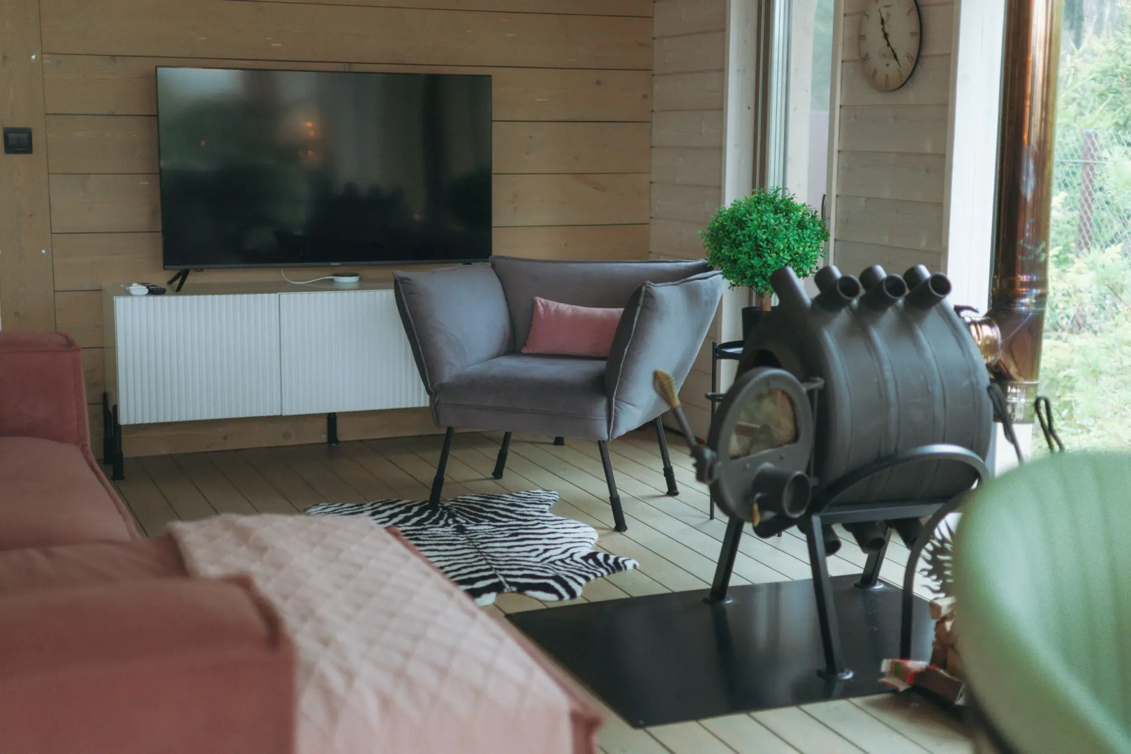 Частный дом с баней бочкой у воды и леса