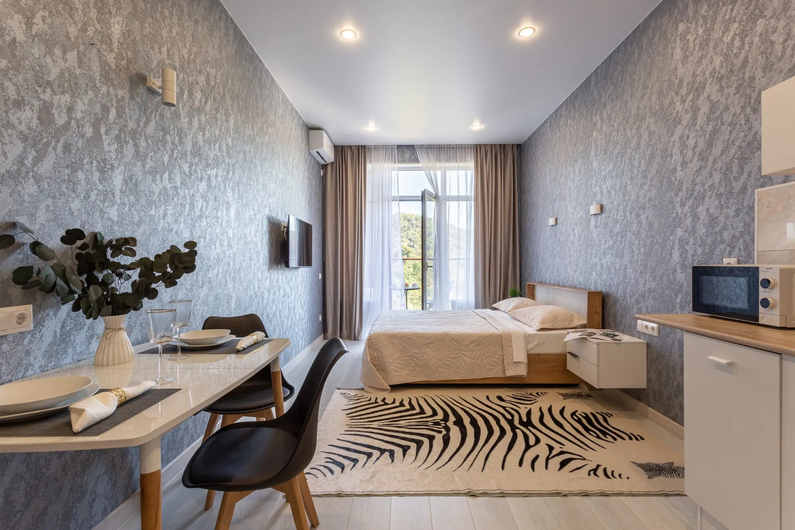 Студия с балконом и видом на горы. Аллея 392