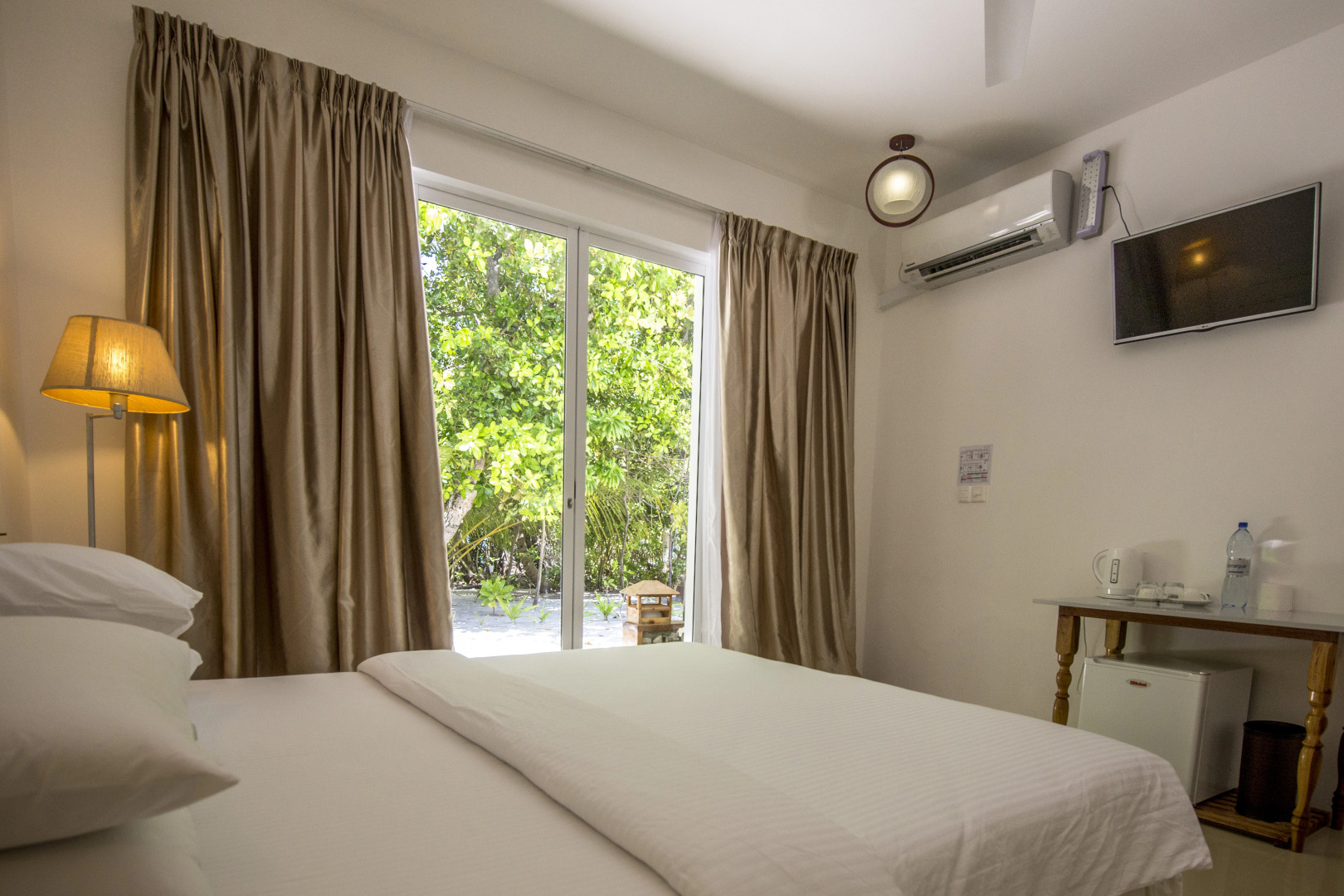 Отель Dhigurah Retreat Beach