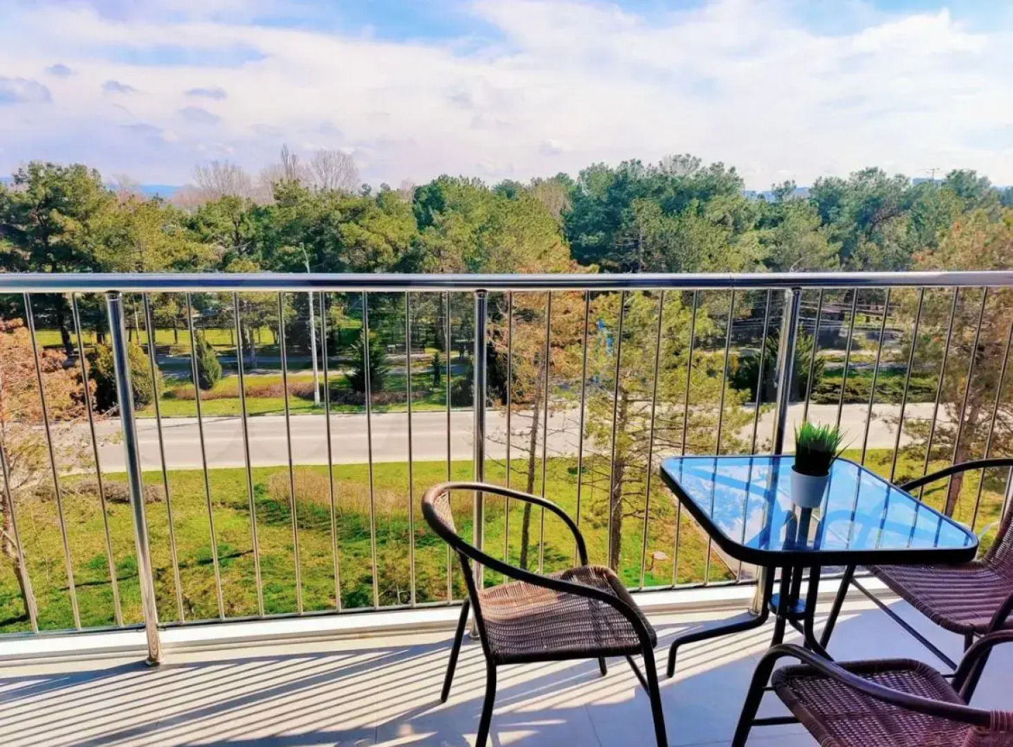 Апартаменты с бассейном у моря