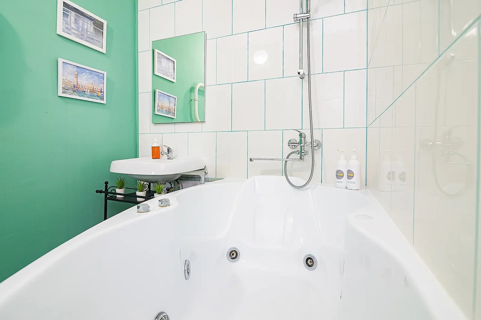 Апартаменты двухкомнатные c видом на Волгу на Волжской набережной  25, м.Cтрелка. Сова-Дом