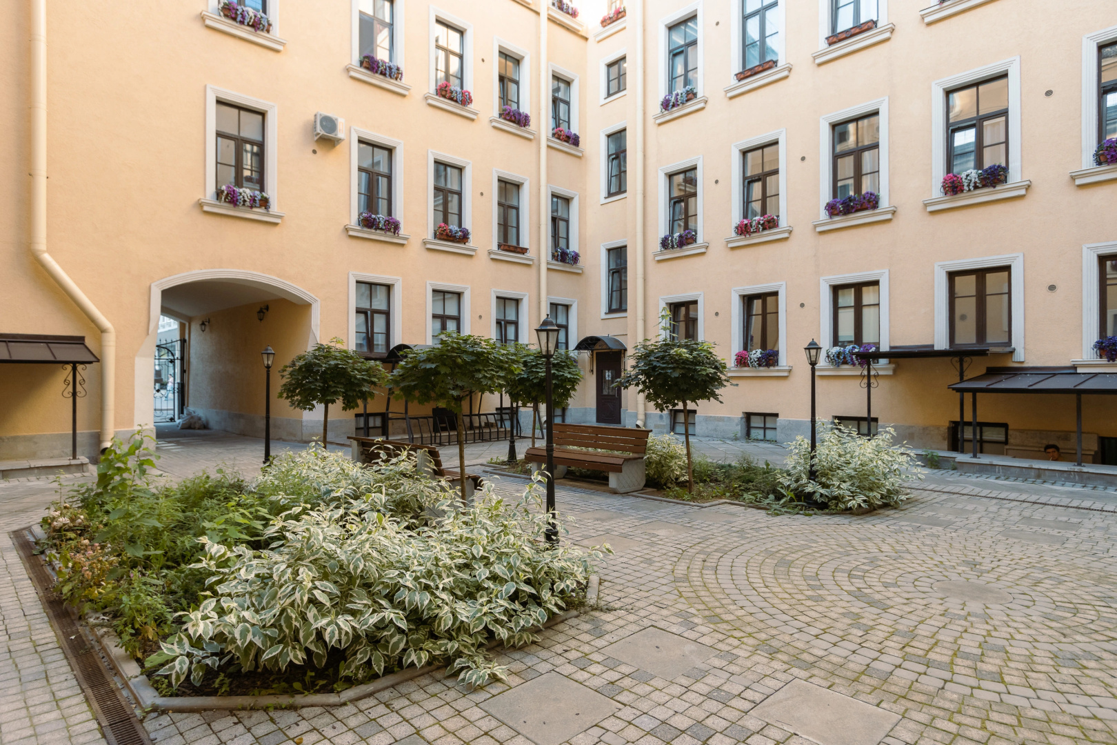 Апартаменты Beige apartment in a historic building in the city center