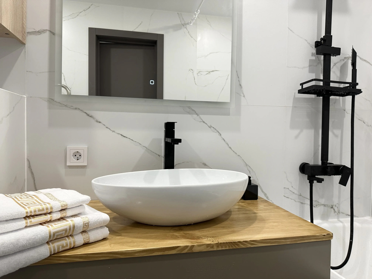 Апартаменты Современная DejaVu в Новом ЖК в Центре Города