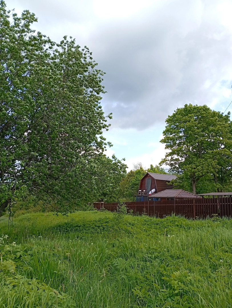 Частный дом с балконом у речки