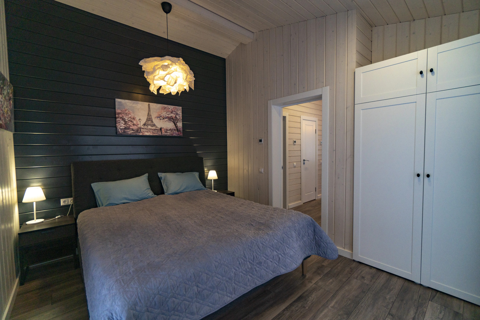 Дом Барнхаус у озера с панорамным остеклением