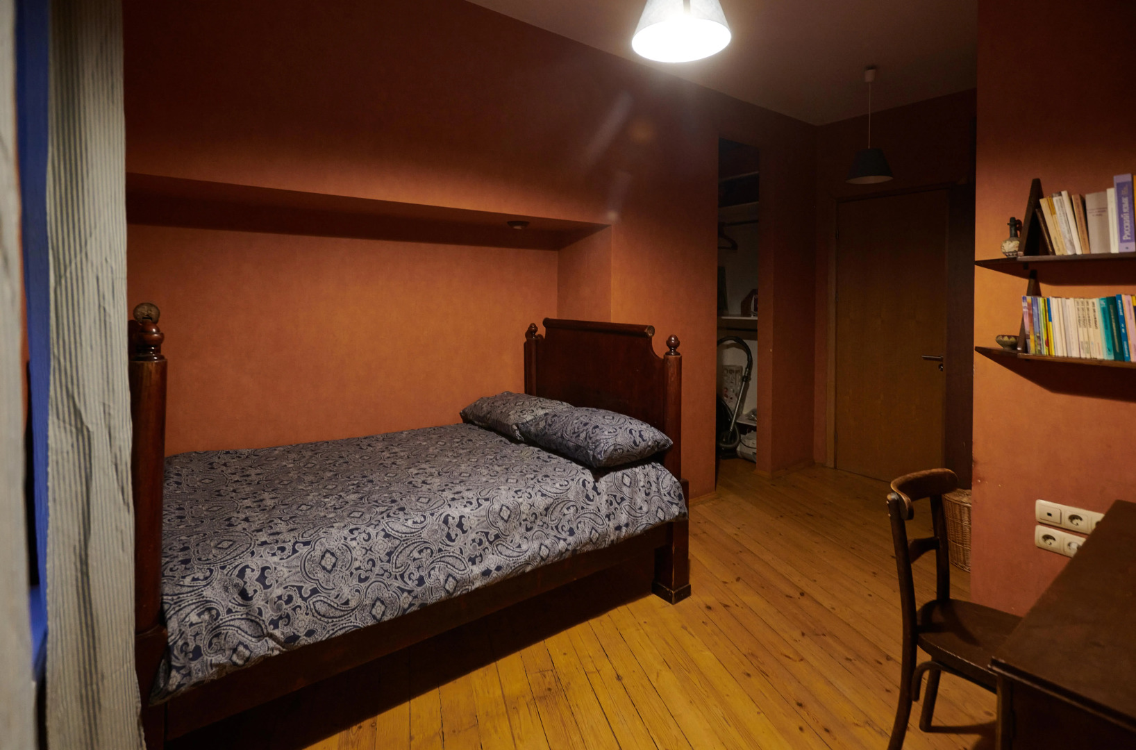 Квартира старинная мебель в лучах солнца