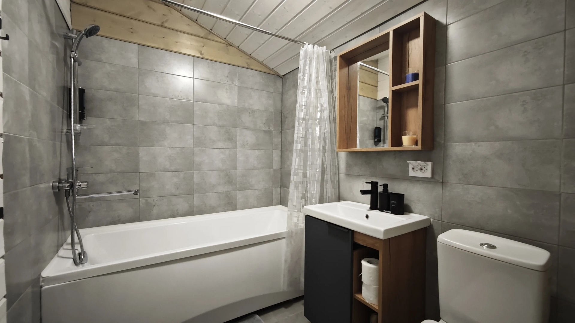 Частный дом с баней и камином