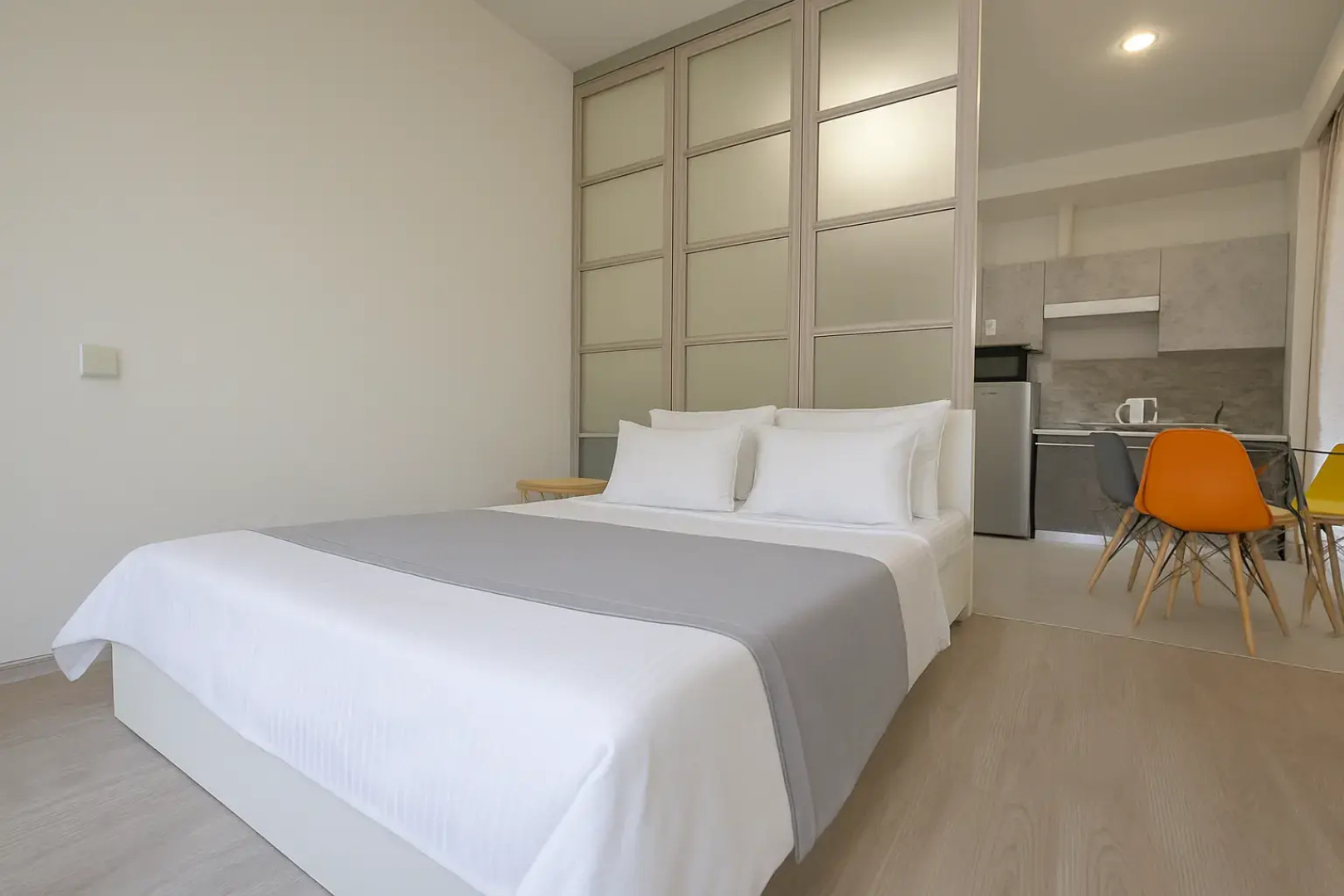 Квартира Студия с витражными окнами с видом на лес и горы