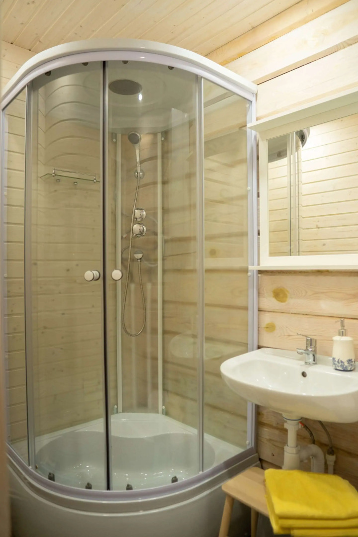 Частный дом на ухоженном участке с газоном и туями