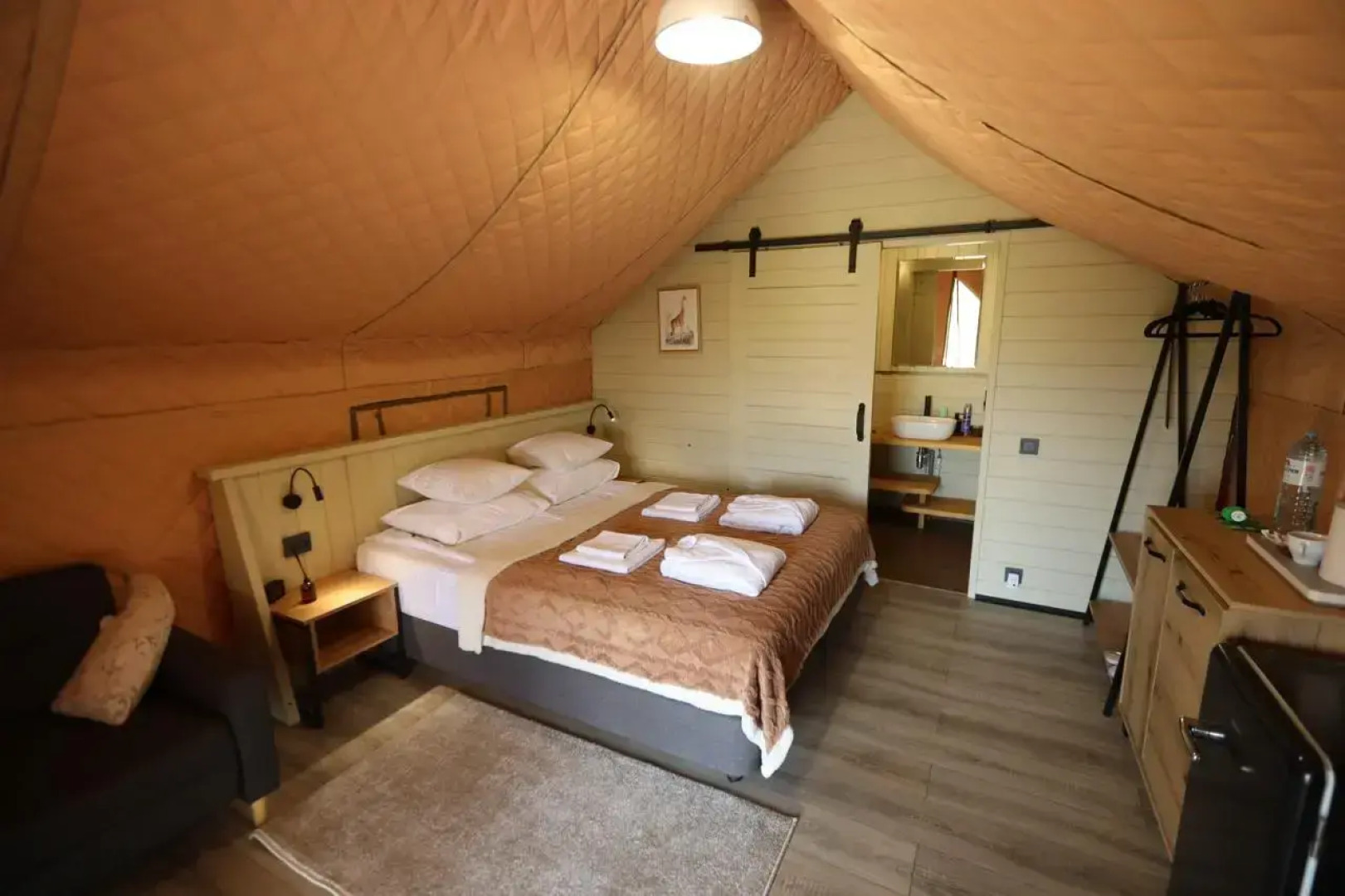 Глэмпинг Носороги