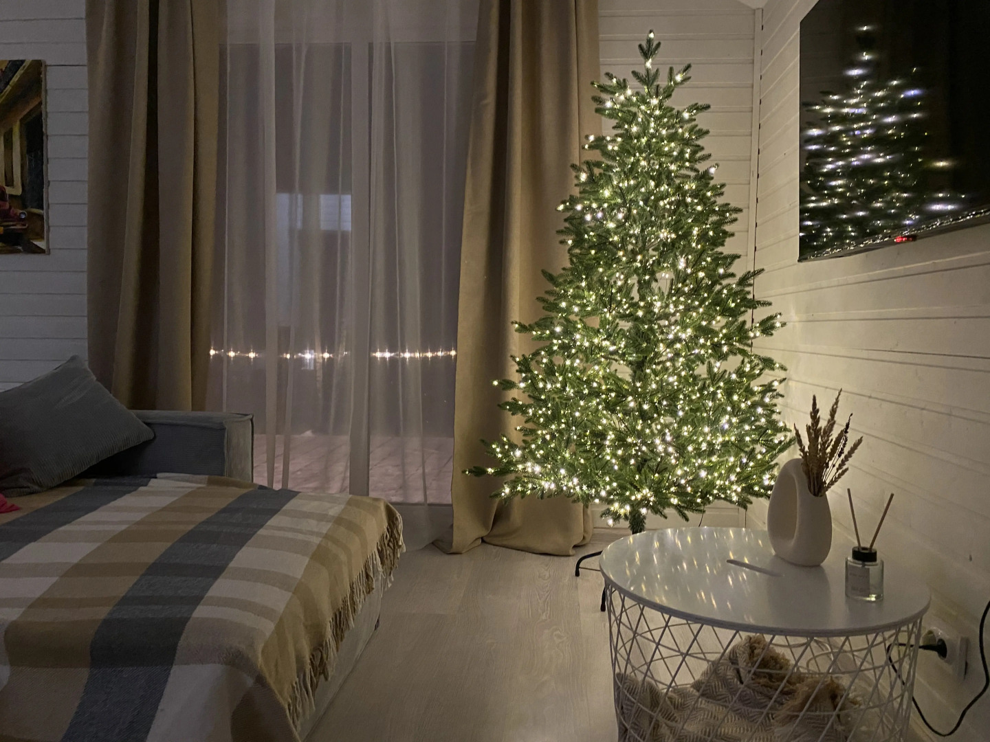 Гостевой дом в Грин Лаундж в окружении леса на берегу Истры