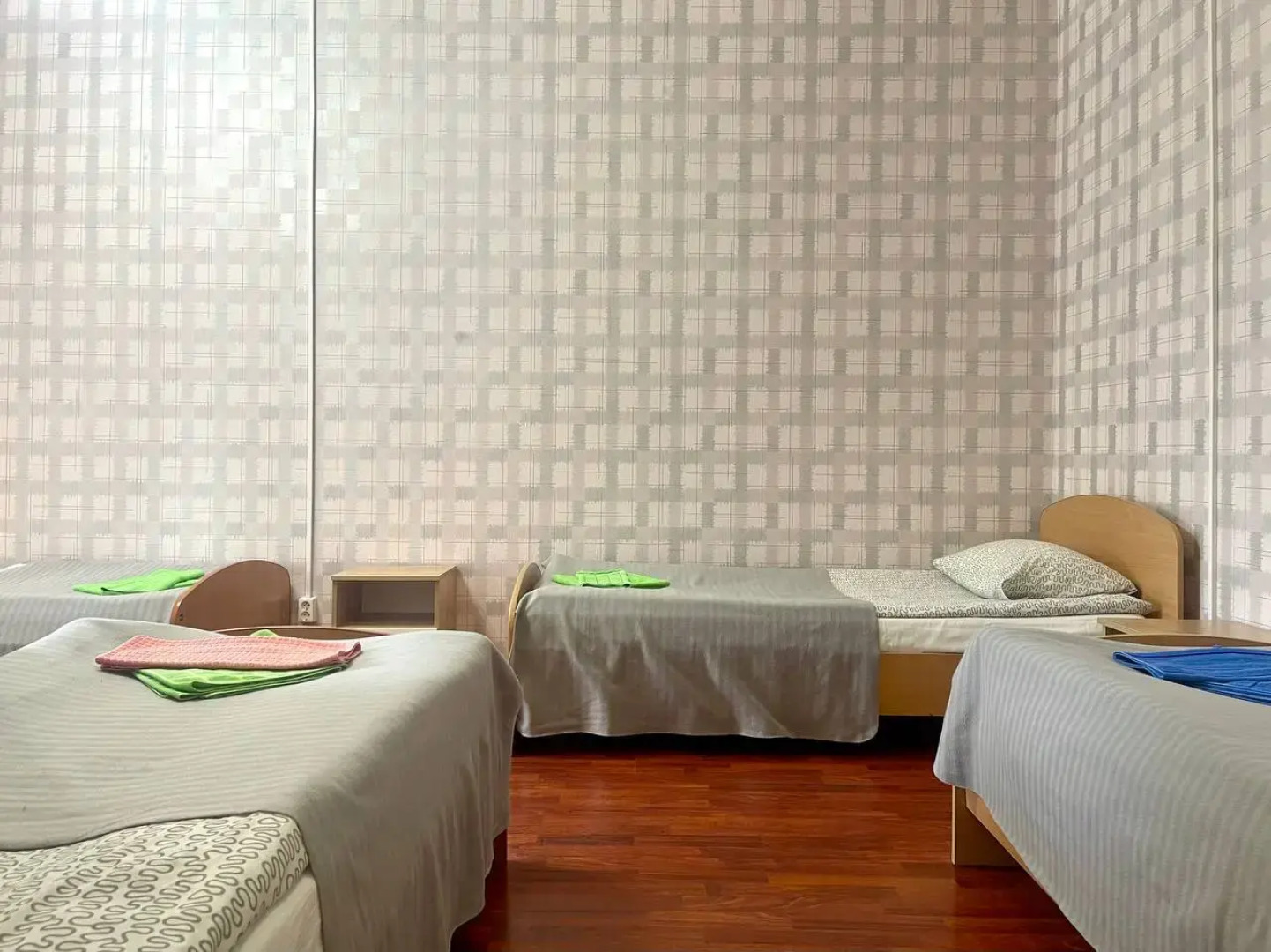 Апартаменты с кухней-гостиной и отдельной спальней (4 односпальные кровати, можно сдвинуть в двуспальные)