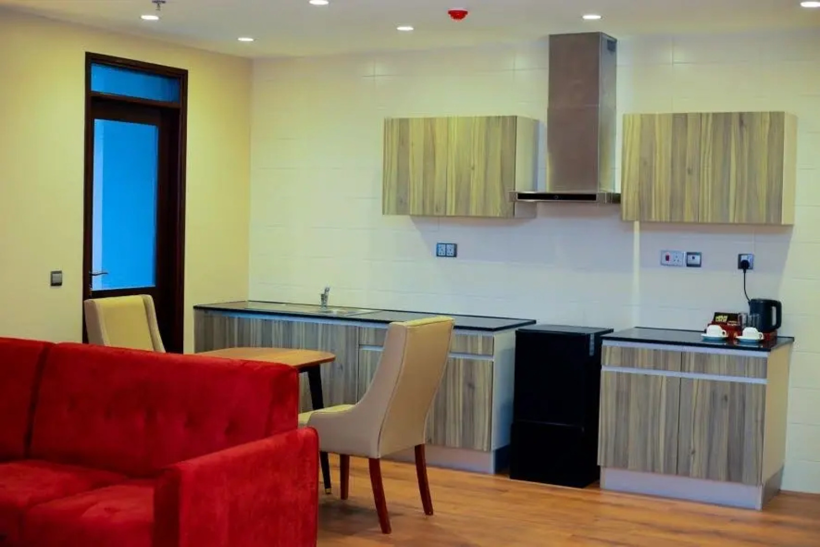 Отель King Jada Apartments & Hotel