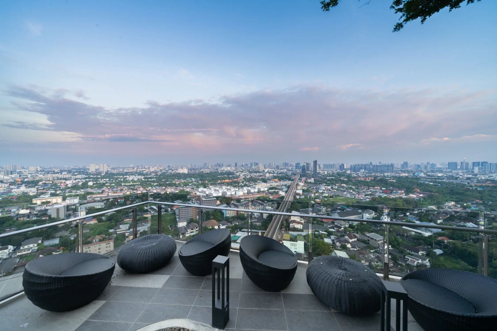 Отель Oakwood Suites Tiwanon Bangkok