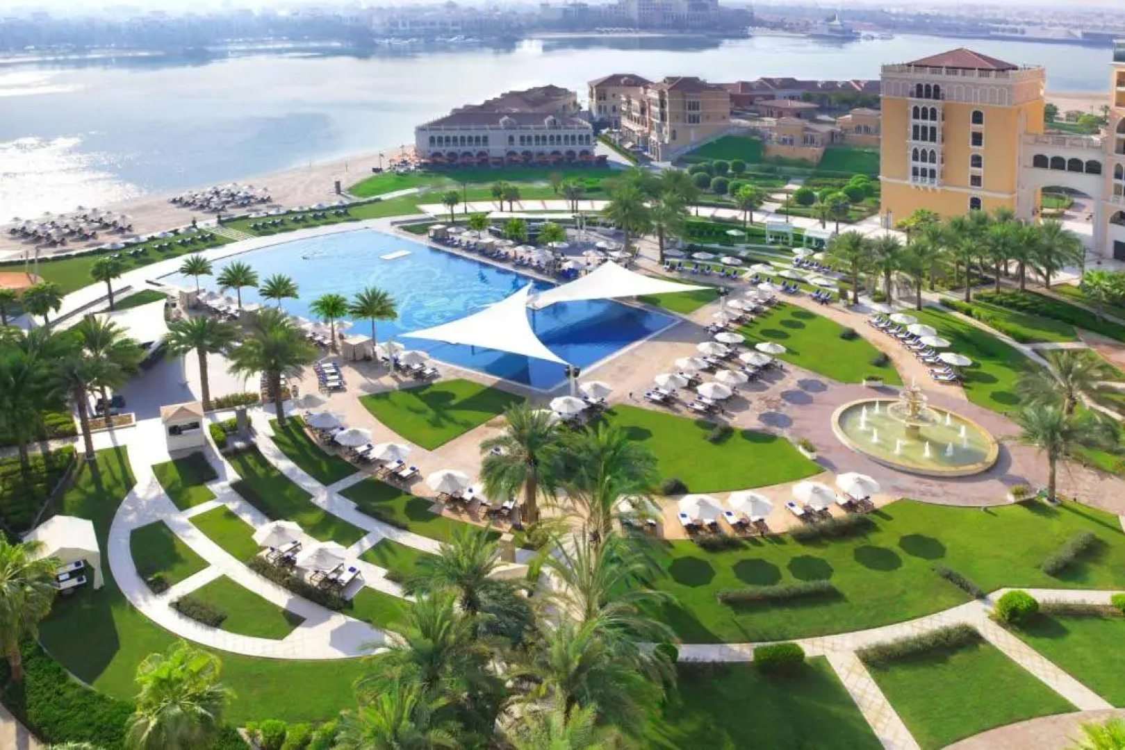 Отель The Ritz-Carlton Abu Dhabi, Grand Canal