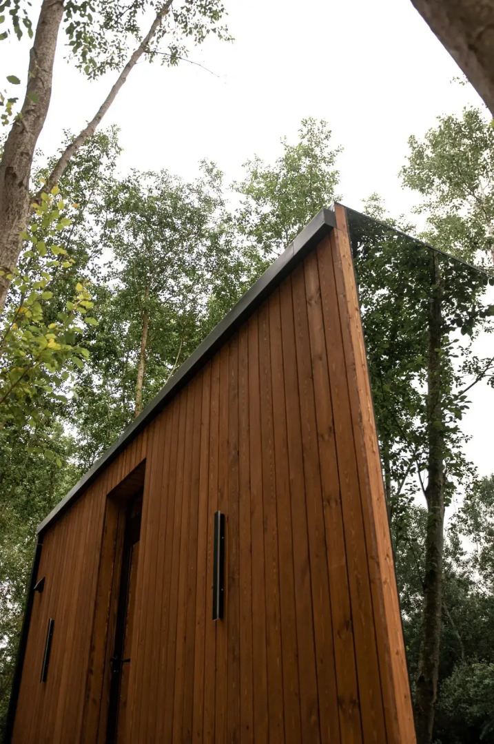 Частный Дом на Берегу Реки с Приватной Террасой и Джакузи