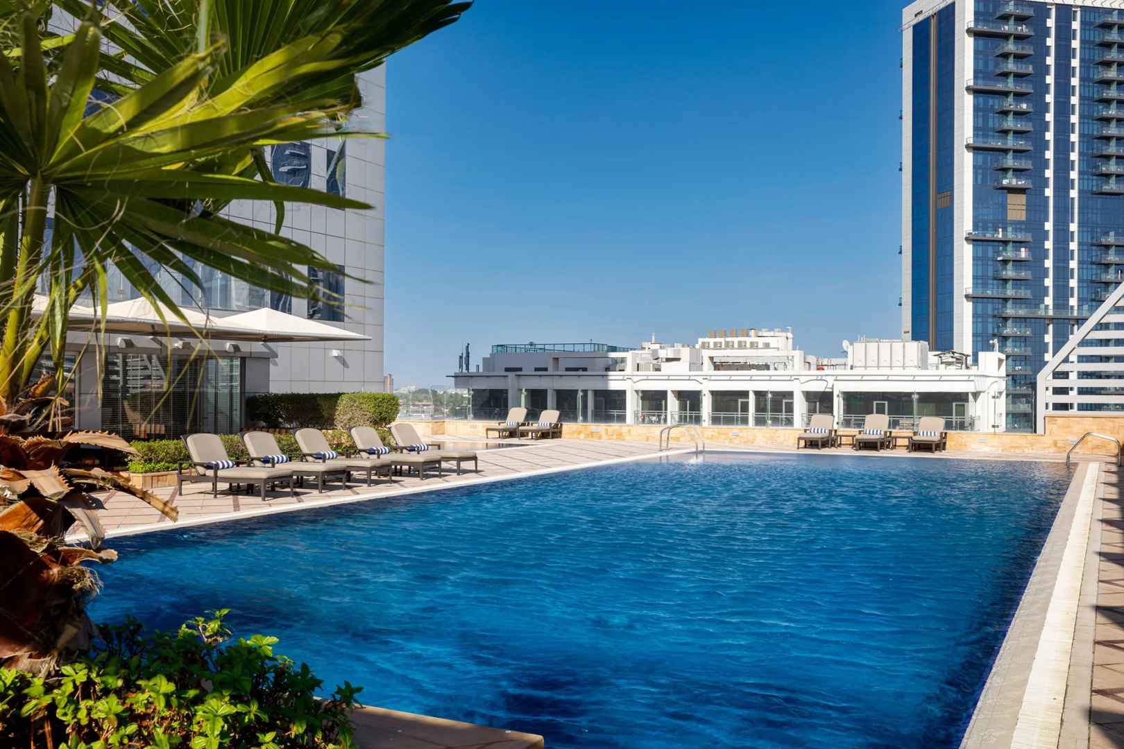 Отель La Suite Dubai Hotel & Apartments