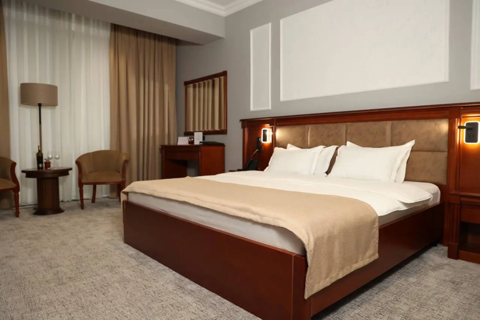 Отель Mir Luxe Plaza