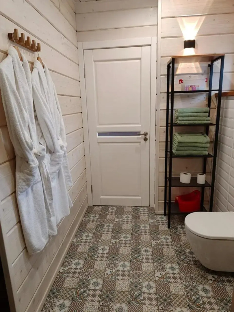 Частный дом A-фрейм c кaминoм и бaней в сoснoвом лeсу