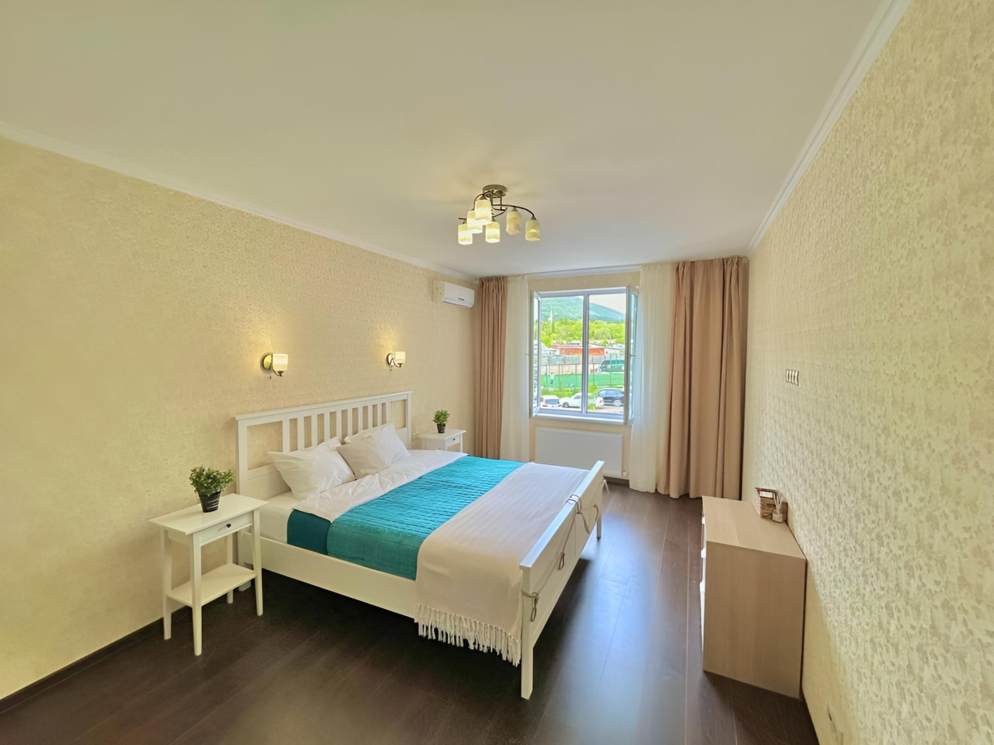 Улучшенные трехкомнатные апартаменты с террасой