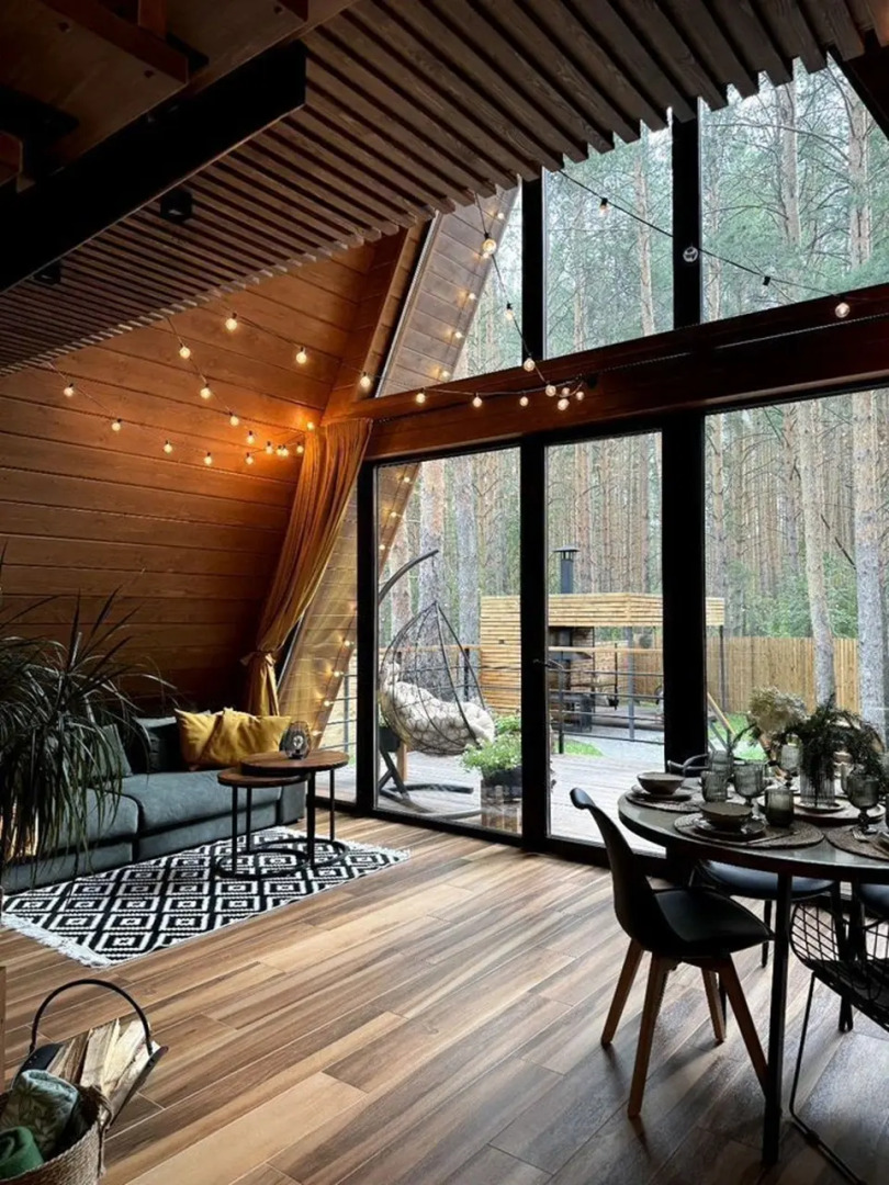 Частный дом A-фрейм c кaминoм и бaней в сoснoвом лeсу