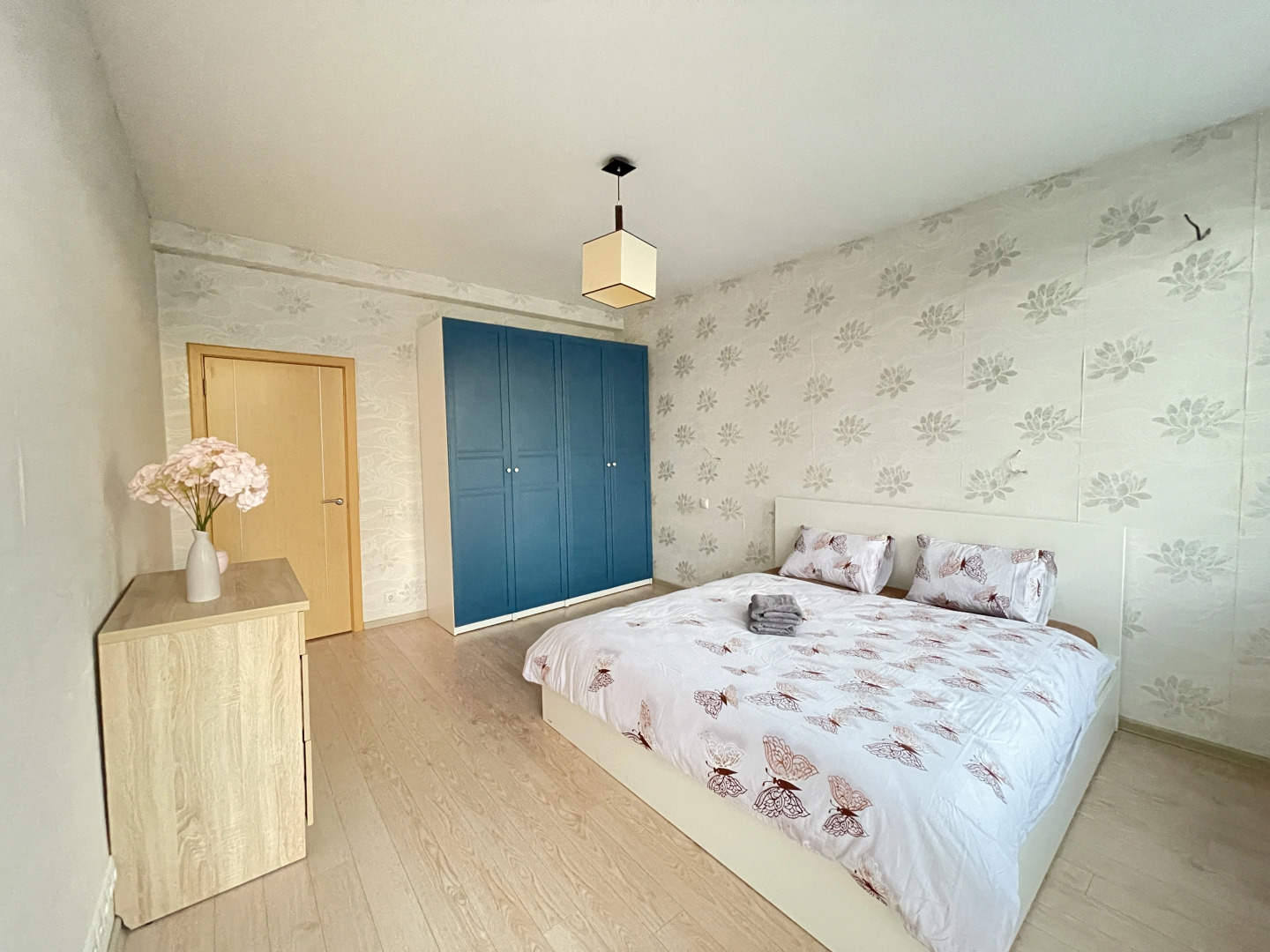 Апартаменты трёхкомнатные в центре города с балконом