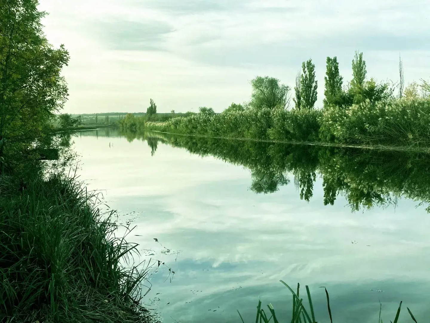 Частный дом с камином у реки