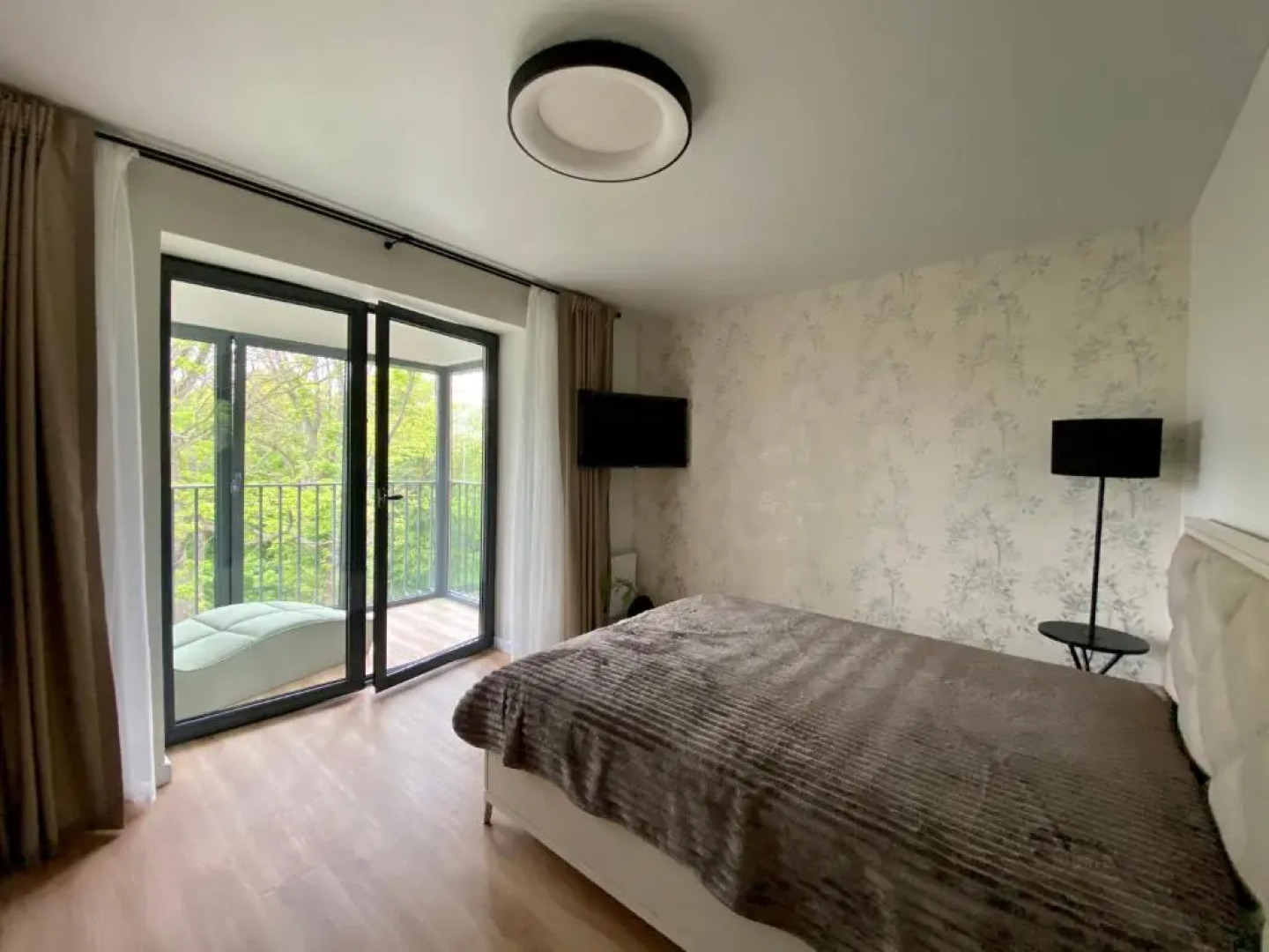 Апартаменты у берега моря с видом на парк