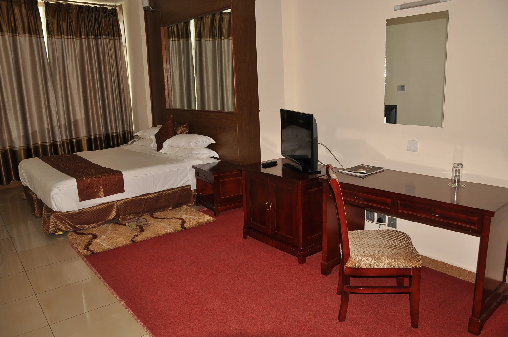 Отель The Mirror