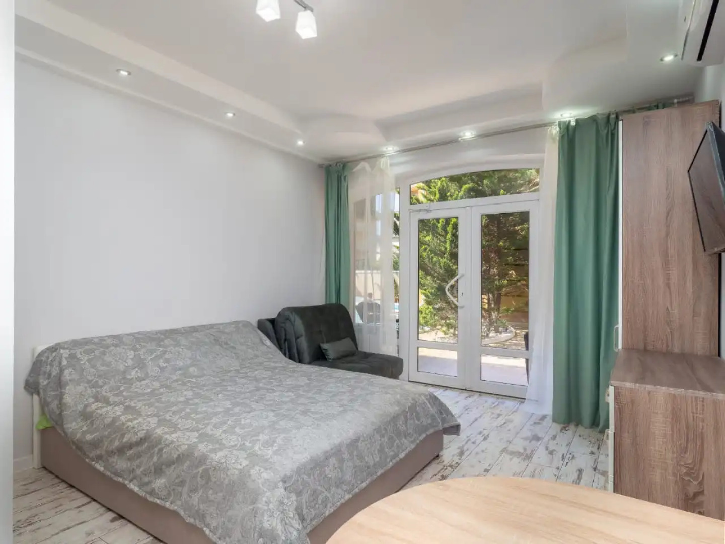 Апартаменты У Моря С Бассейном в ЖК Солнечный 15