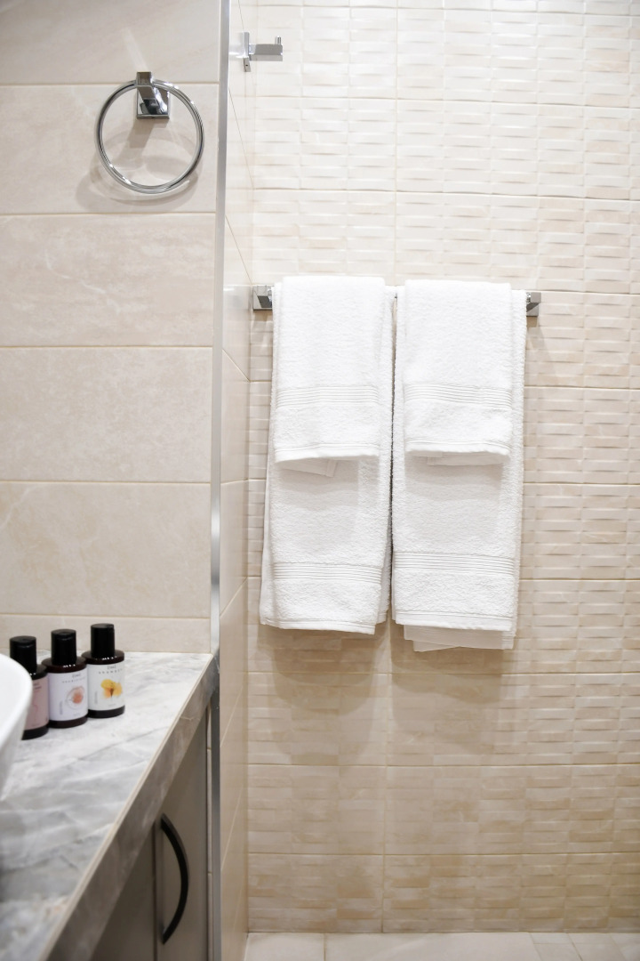 Апартаменты Newly Renovated Condo, Steps to Republic Square