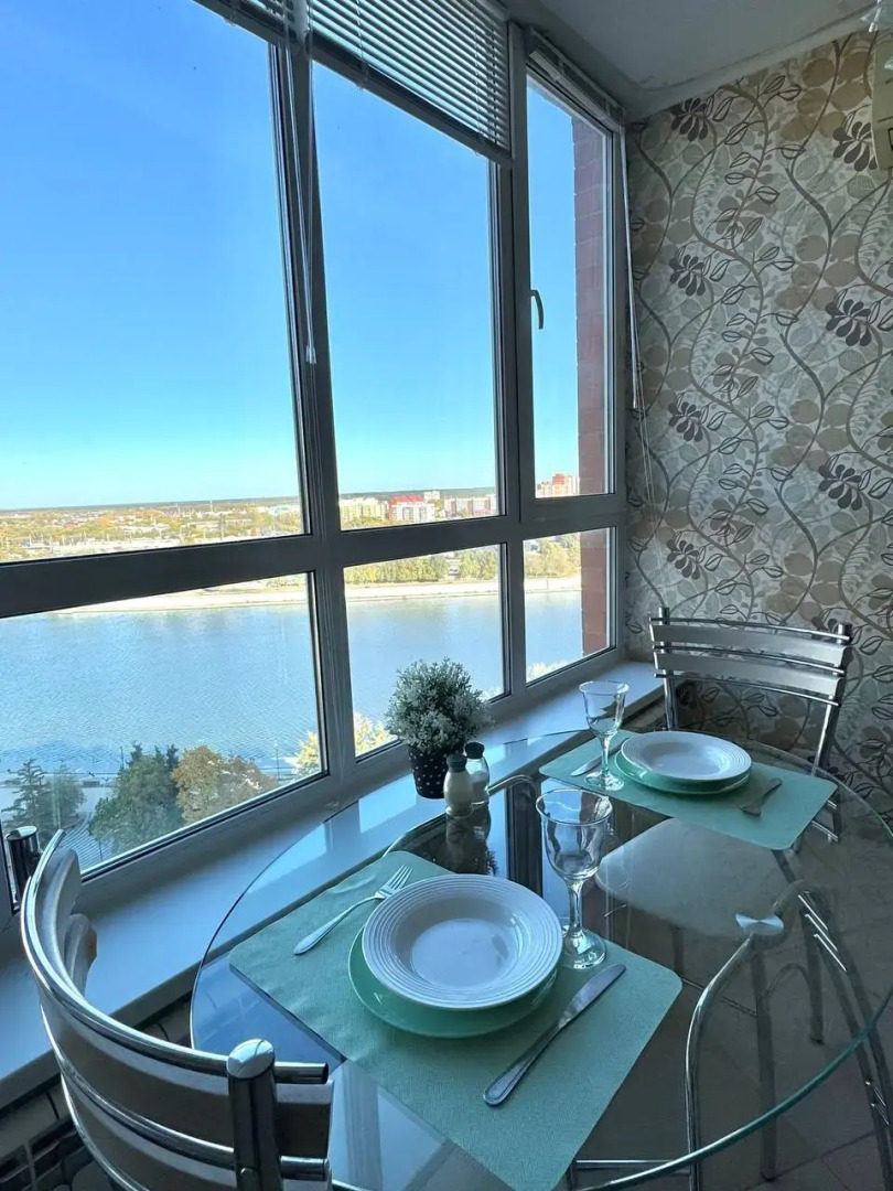 Апартаменты Sutki VIP c панорамным видом на реку на Урицкого 62