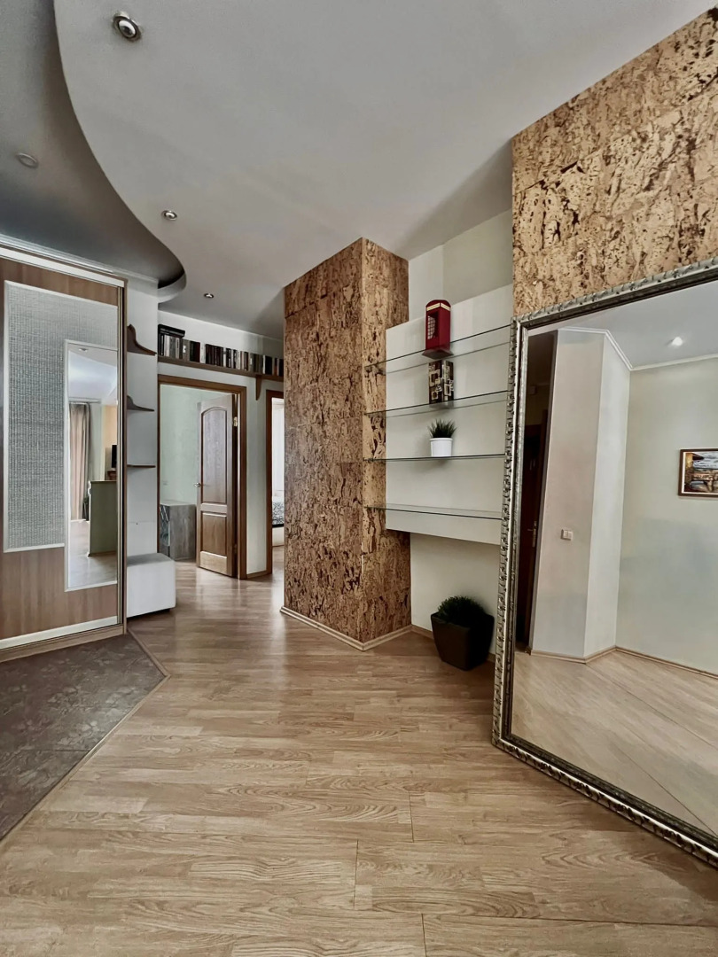 Апартаменты ЦЕНТР Свердлова 24 Трехкомнатная