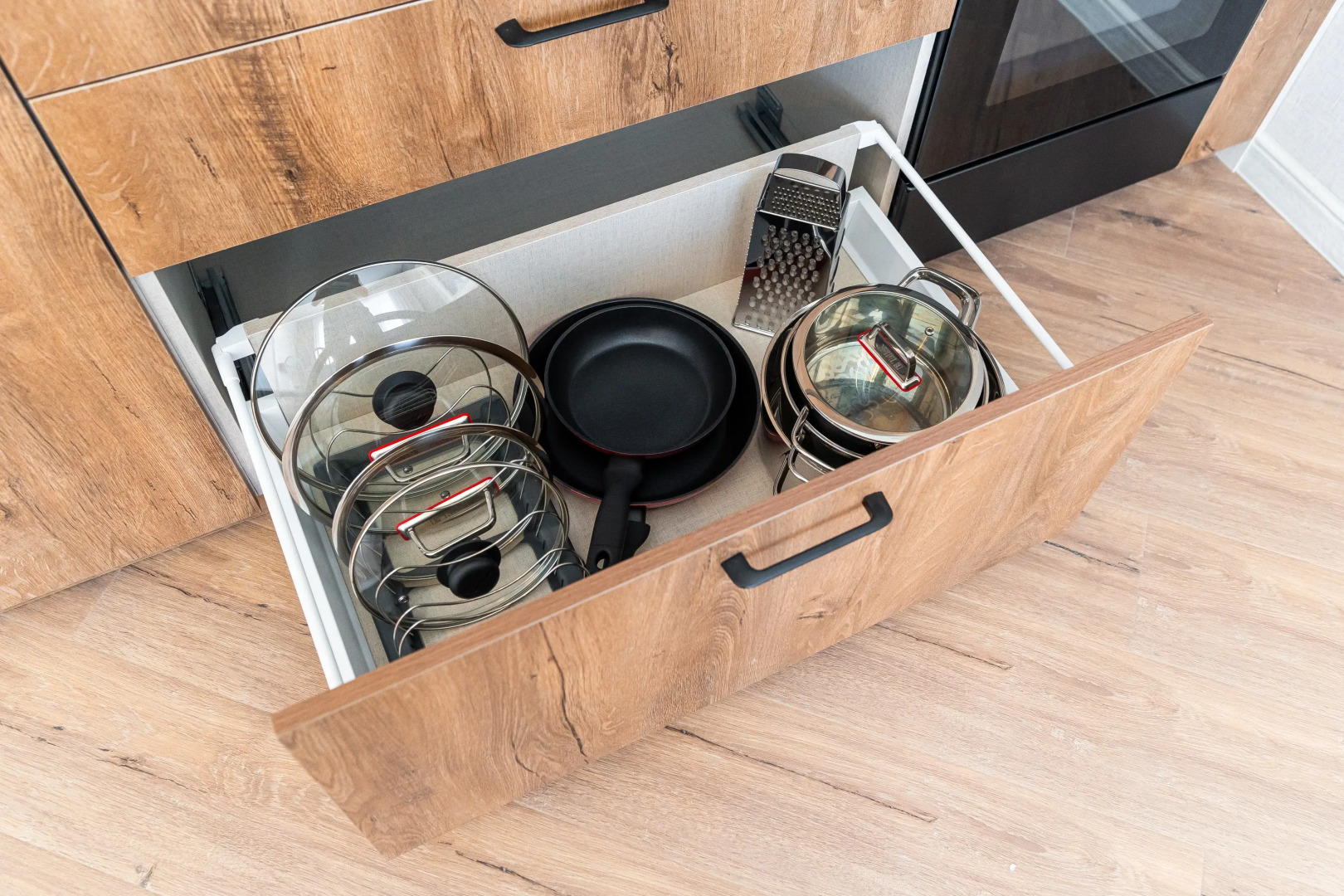 Апартаменты трехкомнатные с панорамным видом на город и море в центре Новороссийска от LetoApart