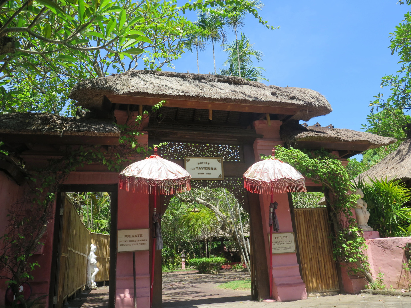 Отель La Taverna Suites