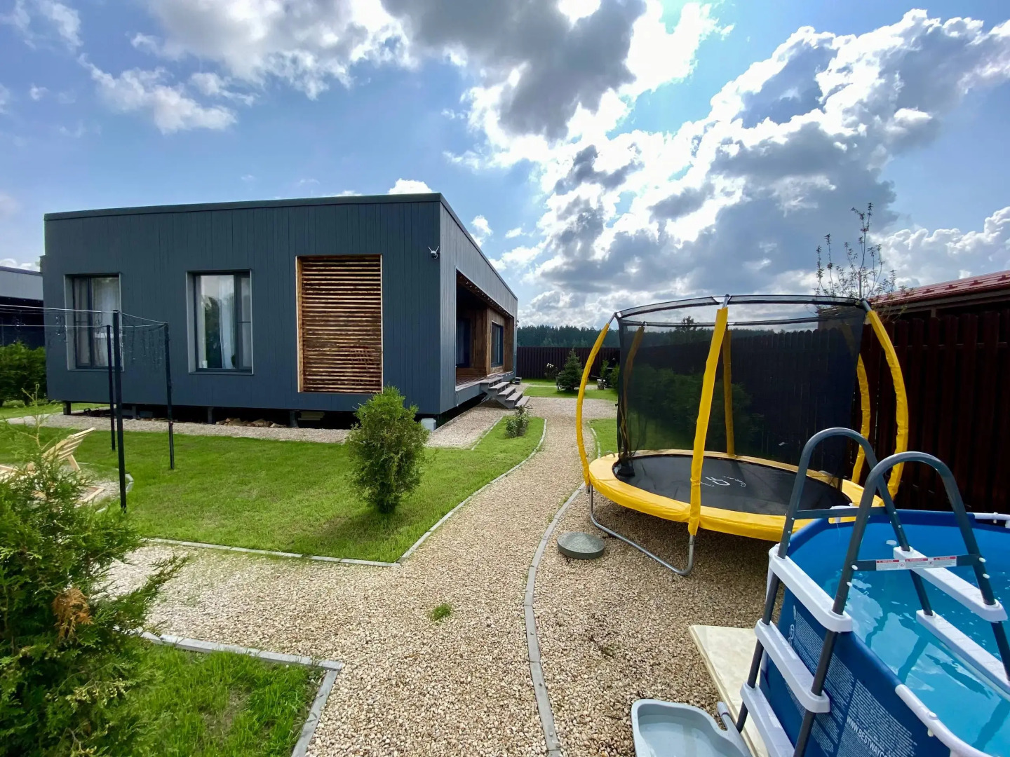 Частный дом дизайнерский великолепной уличной территорией