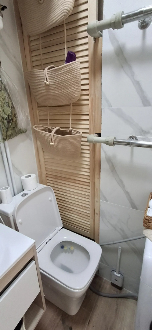 Квартира с подвесными креслами из ротанга на панорамной лоджии