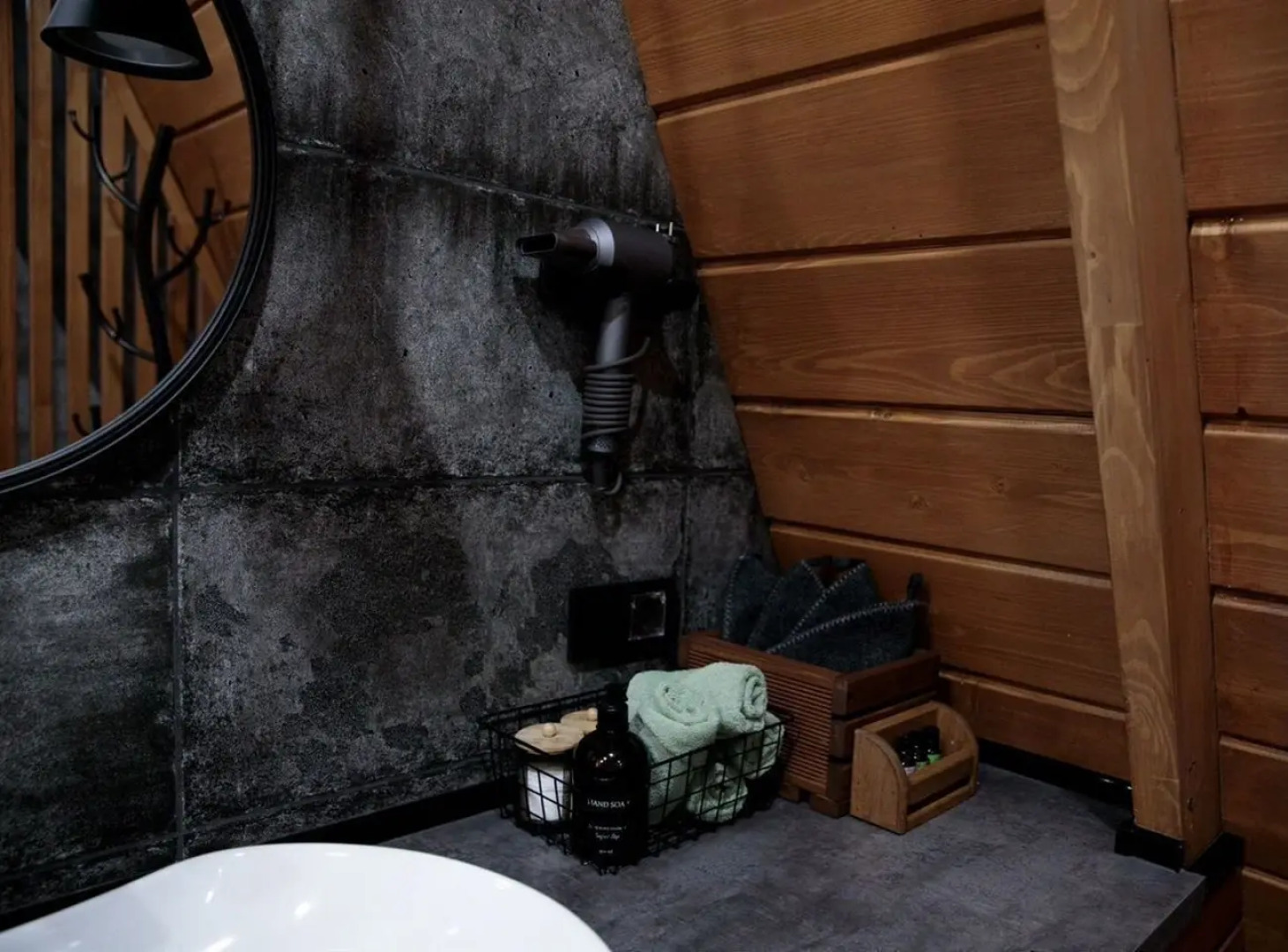 Частный дом A-фрейм c кaминoм и бaней в сoснoвом лeсу